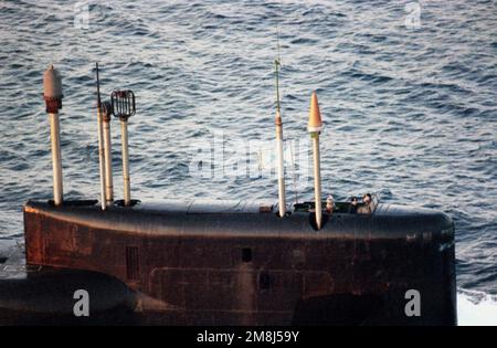 Eine Luftseite Steuerbord, in der Nähe des Segelobers eines russischen Nordflotten-DELTA-IV-Atom-U-Boots mit ballistischen Raketen. Die Flagge ist das neue Navy-Banner, das den kommunistischen Hammer und die Sichel ersetzt hat. Das ist das Banner, das die alte kaiserliche russische Marine vor 1917 benutzte. Land: Ostsee Stockfoto