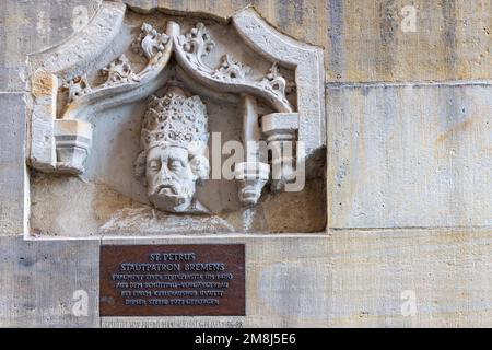 Bremen, Deutschland - 13. November 2022: Skulptur des Schutzpatrons des Heiligen Petrus der Stadt Bremen in der Freie Hansestadt Bremen in Deutschland Stockfoto