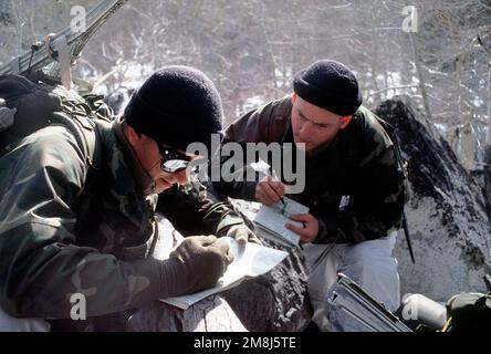 Zwei Marines, Lieutenant. O'Shaunessy und SGT. Kleener von India Company, drittes Bataillon, Eighth Marines, verwendet eine Karte, um ihre Landnavigation Kurs der Reise durch das schneebedeckte Silver Creek Trainingsgebiet zu zeichnen. Basis: Bridgeport Bundesstaat: Kalifornien (CA) Land: Vereinigte Staaten von Amerika (USA) Stockfoto