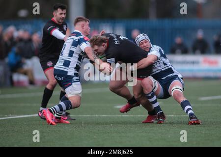 Coventry, Großbritannien. 14. Januar 2023. *** Samuel Grahamslaw von der Coventry Defence während des Spiels der Rugby-Meisterschaft zwischen Coventry und Jersey Reds in der Butts Park Arena, Coventry, Großbritannien, am 14. Januar 2023 angegriffen. Foto von Simon Hall. Nur redaktionelle Verwendung, Lizenz für kommerzielle Verwendung erforderlich. Keine Verwendung bei Wetten, Spielen oder Veröffentlichungen von Clubs/Ligen/Spielern. Kredit: UK Sports Pics Ltd/Alamy Live News Stockfoto