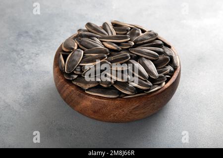 Schwarze Sonnenblumenkerne in einer Schüssel, schließen Stockfoto