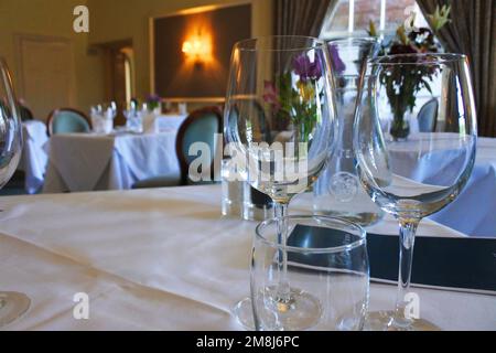 Nahaufnahme leerer Weingläser in einem Luxusrestaurant - John Gollop Stockfoto
