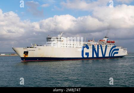 Ankunft am Nachmittag des 26. Juli 2022 im Hafen von Barcelona über die CNG-Fähre Golden Bridge (Grandi Navi Veloci). Stockfoto