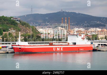 Das gemischte Fracht- und Passagierschiff Gubal Trader legte am San Beltrán Kai im Hafen von Barcelona am 22. August 2022 an. Stockfoto