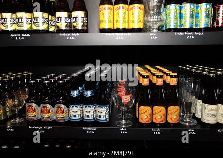 Belgien Beer Shop Ausstellung, Brügge City, Westflandern in der Flämischen Region Belgien. Brügge ist ein UNESCO-Weltkulturerbe. Stockfoto