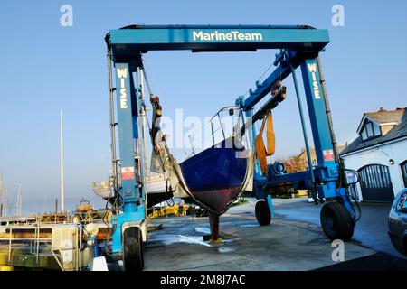 Segelboot wird vom Wasser am Mylor Yacht Harbour, Cornwall, Großbritannien - John Gollop Stockfoto