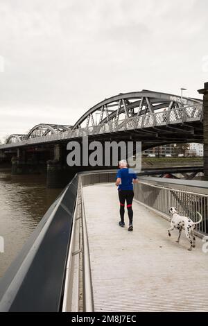 London, England, Großbritannien. 14. Januar 2023 Der Barnes Bridge Walkway unter der Barnes Railway Bridge ist endlich geöffnet und wird genutzt © Benjamin John Stockfoto