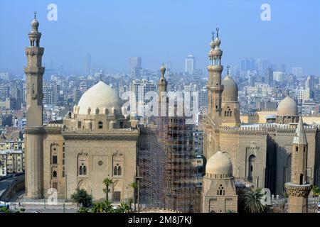 Kairo, Ägypten, Januar 7 2023: Sultan Hassan und Al Rifa'i Moscheen in der Altstadt von Kairo Citadel Square, sehr berühmte islamische Moscheen in Ägypten und sehr clos Stockfoto