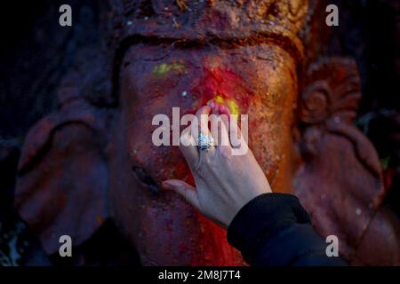 Bhaktapur, Nepal. 14. Januar 2023. Am 14. Januar 2023 in Bhaktapur, Nepal. Frauen, die Anhänger sind, führen ein religiöses Ritual anlässlich von Shree Swasthani Brata Katha durch, einem monatelangen Festival, das der Göttin Swasthani und dem Gott Madhav Narayan gewidmet ist. (Foto: Abhishek Maharjan/Sipa USA) Guthaben: SIPA USA/Alamy Live News Stockfoto
