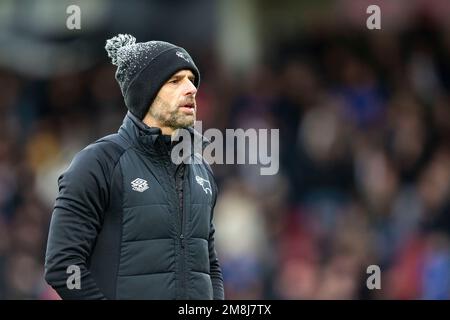 Cheltenham, Großbritannien. 14. Januar 2023. Derby County Manager Paul Warne vor dem Anstoß. EFL Skybet Football League One Match, Cheltenham Town gegen Derby County im Fully-Suzuki Stadium in Cheltenham, Gloucestershire am Samstag, den 14. Januar 2023. Dieses Bild darf nur zu redaktionellen Zwecken verwendet werden. Nur redaktionelle Verwendung, Lizenz für kommerzielle Verwendung erforderlich. Keine Verwendung bei Wetten, Spielen oder Veröffentlichungen von Clubs/Ligen/Spielern. Bild von Lewis Mitchell/Kredit: Andrew Orchard Sportfotografie/Alamy Live News Stockfoto