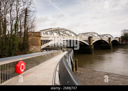 Der Barnes Bridge Walkway neben der Themse und unter der Barnes Railway Bridge ist endlich geöffnet und in Gebrauch! Stockfoto