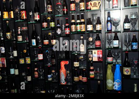 Belgien Beer Shop Ausstellung, Brügge City, Westflandern in der Flämischen Region Belgien. Brügge ist ein UNESCO-Weltkulturerbe. Stockfoto