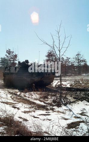 Ein Assault Amphibian-Fahrzeug (AAV7A1) aus dem CLNCs 2. AAV-Bataillon fährt durch dichten Schlamm auf der Straße in Fort AP Hill, Virginia. Basis: Fort A. P. Hill Bundesstaat: Virginia (VA) Land: Vereinigte Staaten von Amerika (USA) Stockfoto