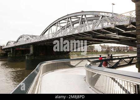 London, England, Großbritannien. 14. Januar 2023 Der Barnes Bridge Walkway unter der Barnes Railway Bridge ist endlich geöffnet und wird genutzt © Benjamin John Stockfoto