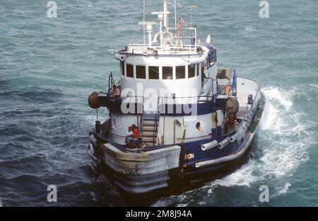 DF-ST-96-00737... MOGADISCHU, SOMALIA... 4. Februar 1994... UNOSOM II Ein Schlepper aus Houma, Louisiana, führte das vom Sealift-Kommando gecharterte Schiff Mediterranean Sky. Einsatzgebiet/Serie: UNOSOM II Basis: Mogadischu Land: Somalia (SOM) Stockfoto