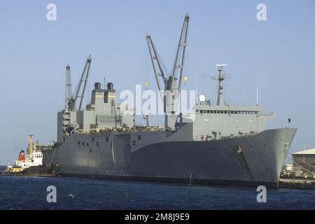 Das Frachtschiff USNS DENEBOLA (T-AK-289) des militärischen Sealift-Kommandos liegt am Pier ise im Hafen von Mogadischu und wartet auf den Upload von US-Militärtruppen und -Ausrüstung für die Rückverlegung in die Vereinigten Staaten. Einsatzgebiet/Serie: UNOSOM II Basis: Mogadischu Land: Somalia (SOM) Stockfoto