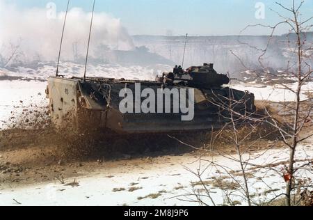 Ein Assault Amphibian-Fahrzeug (AAV7A1) aus dem CLNCs 2. AAV-Bataillon klettert durch dichten Schlamm am Fort AP Hill, Virginia. Basis: Fort A. P. Hill Bundesstaat: Virginia (VA) Land: Vereinigte Staaten von Amerika (USA) Stockfoto