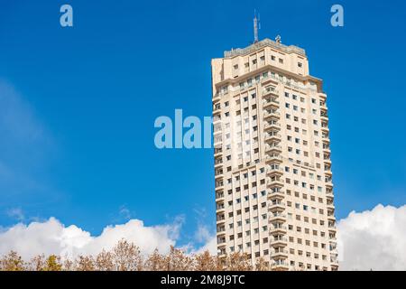 Skyline am Plaza de Espana (Platz Spanien) mit Wolkenkratzer (Wohngebäude). Stadtzentrum von Madrid, Spanien, Südeuropa. Stockfoto