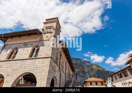 Rathausgebäude in der kleinen Stadt Venzone. Teilweise zerstört durch die 1976. Provinz Udine, Friaul-Julisch Venetien, Italien, Europa. Stockfoto