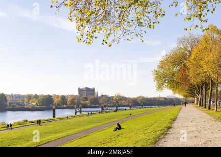 Bremen, Deutschland - 13. November 2022: Stadtbild von Bremen mit altem Wasserturm entlang der Weser im Bundesstaat Freie Hansestadt Bremen in Deutschland Stockfoto