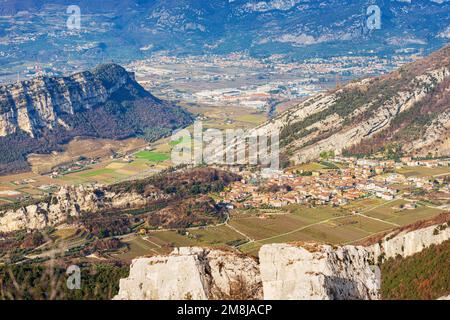 Luftaufnahme der kleinen Städte Nago-Torbole und Riva del Garda, vom Gebirge Monte Baldo (Monte Altissimo di Nago), Trentino, Italien. Stockfoto