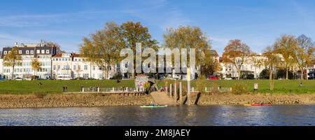 Bremen, Deutschland - 13. November 2022: Stadtbild Bremens mit Fähre über die Weser im Bundesstaat Freie Hansestadt Bremen in Deutschland Stockfoto