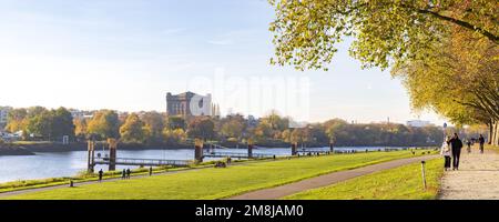 Bremen, Deutschland - 13. November 2022: Stadtbild von Bremen mit altem Wasserturm entlang der Weser im Bundesstaat Freie Hansestadt Bremen in Deutschland Stockfoto