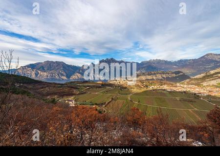 Blick aus der Vogelperspektive auf den Gardasee mit den Alpen und das kleine Dorf Nago-Torbole, Blick von den Bergen Monte Baldo, Trentino Alto Adige, Italien Stockfoto