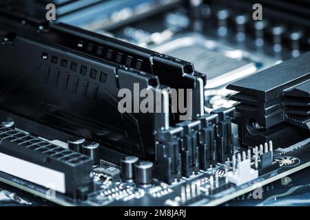 RAM-Speichermodule mit wahlfreiem Zugriff, die in modernen Steckplätzen der Computerplatine installiert sind. Stockfoto