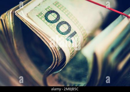 Währungsdesign der Republik Polen. Ein Haufen polnischer Zloty-Banknoten im Nahbereich Stockfoto