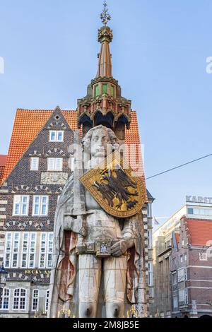 Bremen, Deutschland - 13. November 2022: Stadtbild Bremen mit Roland-Statue am Rathausplatz in Bremen in der Freie Hansestadt Bremen Stockfoto