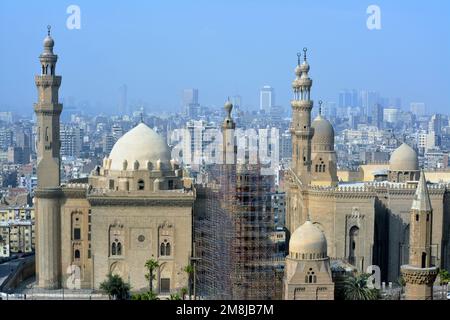 Kairo, Ägypten, Januar 7 2023: Sultan Hassan und Al Rifa'i Moscheen in der Altstadt von Kairo Citadel Square, sehr berühmte islamische Moscheen in Ägypten und sehr clos Stockfoto