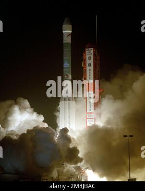 Um 10:40 UHR EST hebt der 24. NAVSTAR Global Positioning System (GPS) Satellite an Bord des Delta II-Trägerfahrzeugs der Air Force von Komplex 17A ab. Basis: Luftwaffenstützpunkt Cape Canaveral Bundesstaat: Florida (FL) Land: Vereinigte Staaten von Amerika (USA) Stockfoto