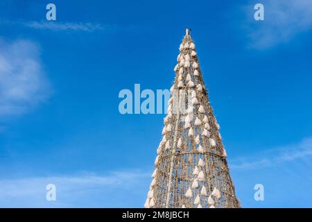 Nahaufnahme eines Weihnachtsbaums (hoher Abschnitt, Fotografie) vor einem klaren blauen Himmel mit Kopierbereich. Plaza Mayor (Hauptplatz), Madrid Downtown, Spanien. Stockfoto