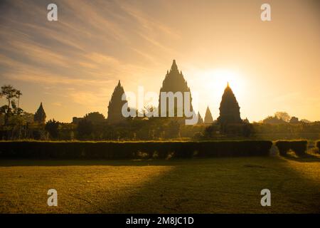 sonnenaufgang auf dem prambanan-Tempel am Morgen. Silhouette prambananischer Tempel Stockfoto