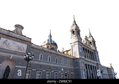 Fassade der Almudena Kathedrale, isoliert auf weißem Hintergrund, (Catedral de Santa Maria la Real de la Almudena) in der Innenstadt von Madrid, Spanien, Europa. Stockfoto