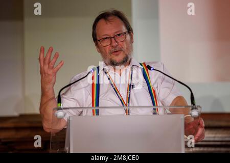 London, Großbritannien. 14. Januar 2023. Phil Banfield, BMA UK Council Chair. Spricht zur Rally. Mitglieder der BMA, die am 9. Januar zum Streik bereit waren, veranstalten eine Rallye in der Methodist Hall in Westminster. Sie fordern die Regierung auf, das Lohndefizit zu beheben, das nicht mit der Inflation Schritt gehalten hat. Viele Krankenschwestern und Ärzte in der Ausbildung haben den Beruf verlassen und ihn an der Belastungsgrenze zurückgelassen. Kredit: Mark Thomas/Alamy Live News Stockfoto