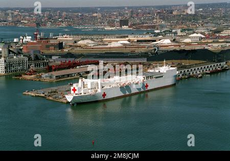 Ein Steuerbord-Viertelblick auf das Krankenschiff USNS COMFORT (T-AH-20) des Militärsealift-Kommandos, das an einem Stand-by-Pier befestigt ist. Das Schiff kann in drei bis fünf Tagen einsatzbereit sein, wenn es irgendwo auf der Welt zu einer Krise kommt. Das Schiff bereitet sich nun auf die Abfahrt nach Haiti im Rahmen der Operation zur Unterstützung der Demokratie vor. Betreff Operation/Serie: UNTERSTÜTZUNG DER DEMOKRATIE Basis: Baltimore Staat: Maryland (MD) Land: Vereinigte Staaten von Amerika (USA) Stockfoto