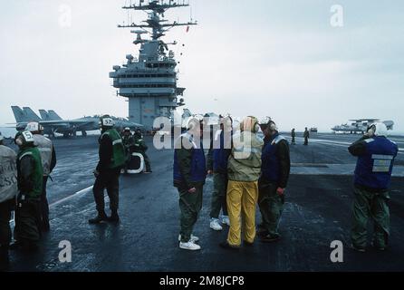 Das Aviation Boatswains Mate an Bord des nuklearbetriebenen Flugzeugträgers USS George Washington (CVN-73) beschreibt den Betrieb des Cockpits für VIP-Gäste, die das Schiff im Rahmen des Programms „Komm zum Meer“ besuchen. Die George Washington führt Beförderungsqualifikationen vor der Küste Floridas durch. Land: Atlantik (AOC) Stockfoto