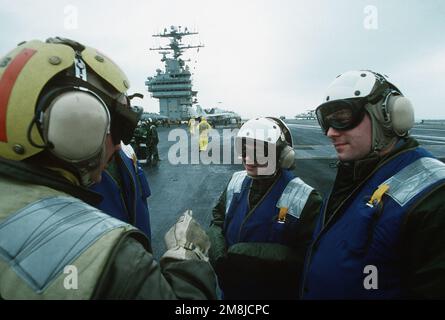 Der Aviation Boatswains Mate an Bord des nuklearbetriebenen Flugzeugträgers USS George Washington (CVN-73) beschreibt die Flugdeckoperationen für eine Besuchergruppe von VIP-Gästen im Rahmen des Programms „Come to the Sea“. Die George Washington führt Beförderungsqualifikationen während der Regenzeit vor der Küste Floridas durch. Land: Atlantik (AOC) Stockfoto