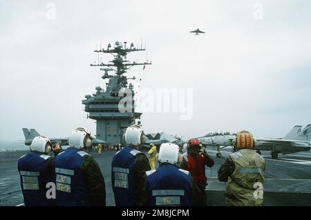 VIP-Gäste, die an Bord des nuklearbetriebenen Flugzeugträgers USS George Washington (CVN-73) im Rahmen des Programms „Come to the Sea“ besuchen, beobachten den Betrieb des Cockpits, während ein F-14A Tomcat-Flugzeug des Kampfgeschwaders 101 (VF-101) den Landebereich verlässt, um das Auftanken vorzubereiten. Land: Atlantik (AOC) Stockfoto