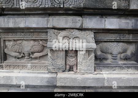 Entlastet hinduistische Schnitzereien auf Prambanan-Tempeln, UNESCO, Yogyakarta, Java Island, Indonesien Stockfoto