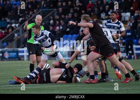 Coventry, Großbritannien. 14. Januar 2023. *** Coventry verbreitete den Ball während des Rugby Championship-Spiels zwischen Coventry und Jersey Reds in der Butts Park Arena, Coventry, Großbritannien, am 14. Januar 2023 aus dem Skrum. Foto von Simon Hall. Nur redaktionelle Verwendung, Lizenz für kommerzielle Verwendung erforderlich. Keine Verwendung bei Wetten, Spielen oder Veröffentlichungen von Clubs/Ligen/Spielern. Kredit: UK Sports Pics Ltd/Alamy Live News Stockfoto