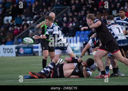 Coventry, Großbritannien. 14. Januar 2023. ***Coventry übergibt den Ball aus dem Scrum während des Rugby Championship-Spiels zwischen Coventry und Jersey Reds in der Butts Park Arena, Coventry, Großbritannien, am 14. Januar 2023. Foto von Simon Hall. Nur redaktionelle Verwendung, Lizenz für kommerzielle Verwendung erforderlich. Keine Verwendung bei Wetten, Spielen oder Veröffentlichungen von Clubs/Ligen/Spielern. Kredit: UK Sports Pics Ltd/Alamy Live News Stockfoto