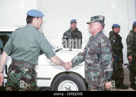General John M. Shalikaschwili, Vorsitzender der Gemeinsamen STABSCHEFS, begrüßt British Lieutenant General Rose, Befehlshaber der UN-Streitkräfte in Sarajewo, Bosnien-Herzegowina, während seines Besuchs in der ehemaligen Republik Jugoslawien zur Unterstützung der Operation Provide Promise. Betreff Operation/Serie: BEREITSTELLUNG DER VERSPRECHUNGSBASIS: Sarajewo Land: Bosnien und Herzegowina (BIH) Stockfoto