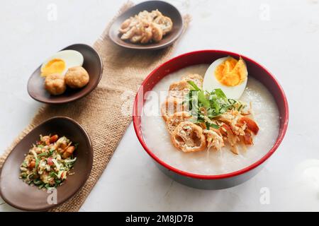 Congee Porridge mit Hühnerscheibe, Tofu, Ei, Congee Porridge aus hongkong. chinesisches Essen Stockfoto