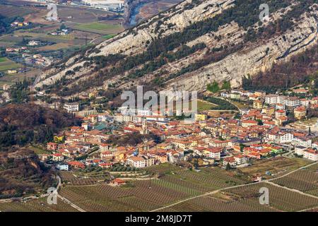 Luftaufnahme des kleinen Dorfes Nago-Torbole vom Gebirge Monte Baldo (Monte Altissimo di Nago). Trentino Alto Adige, Italien. Stockfoto