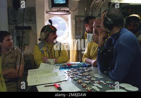 Der Handler, die Offiziere des Cockpits und die Wächter überwachen während der Flottenübung 2-94 die Flugbewegungen in der Cockpit-Kontrolle an Bord des nuklearbetriebenen Flugzeugträgers USS GEORGE WASHINGTON (CVN-73). Betreff Betrieb/Serie: FLOTTENÜBUNG 2-94 Basis: USS Washngton Land: Atlantik (AOC) Stockfoto