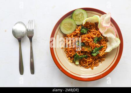 mie Tek Tek oder gebratene Nudeln mit Eiernudeln mit Hühnchen, Kohl, Senfgrün, Fleischbällchen, Rührei. indonesisches Essen Stockfoto