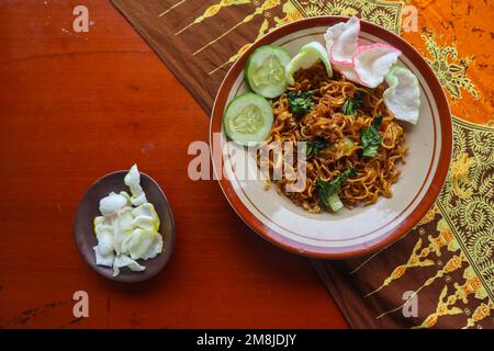 mie Tek Tek oder gebratene Nudeln mit Eiernudeln mit Hühnchen, Kohl, Senfgrün, Fleischbällchen, Rührei. indonesisches Essen Stockfoto